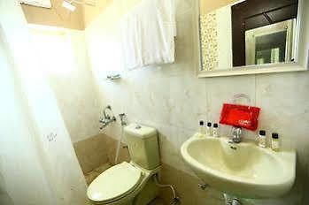Capital O 10546 Parkway Inn Ченай Екстериор снимка